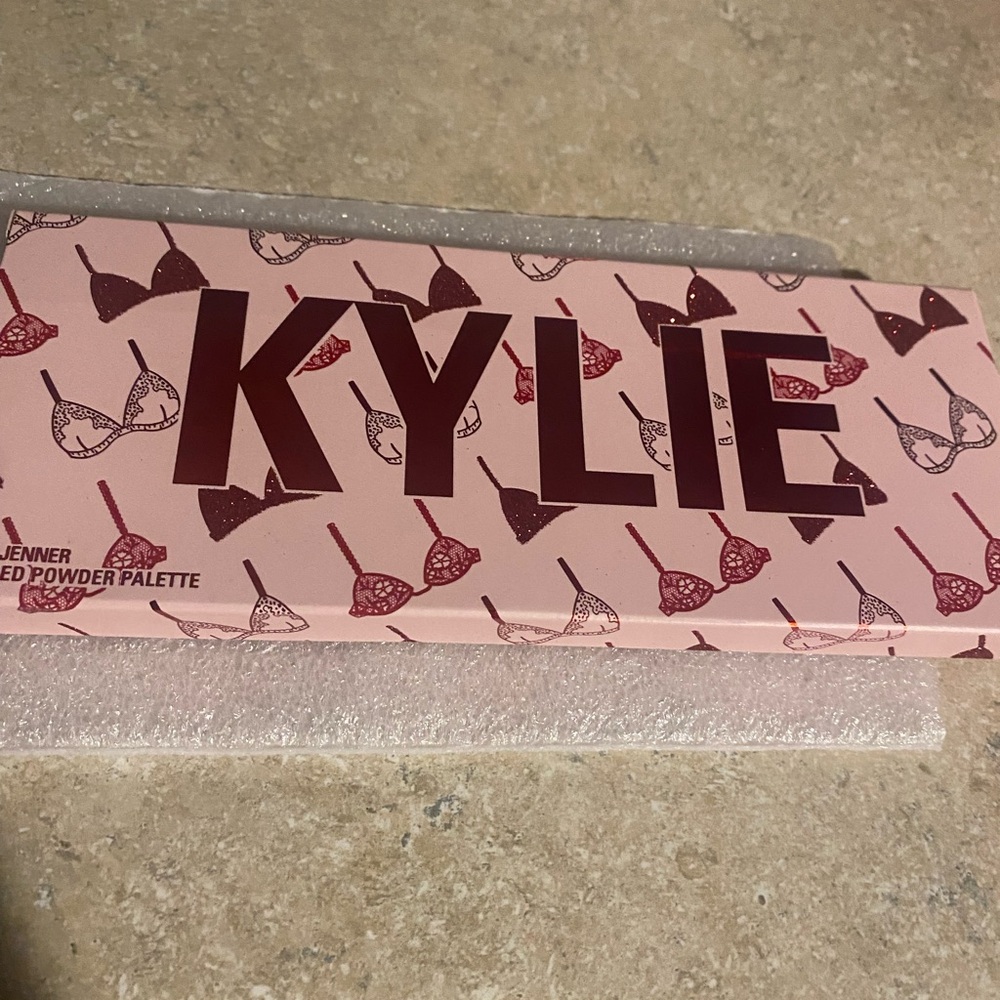 Kylie eyeshadow palette- NIB